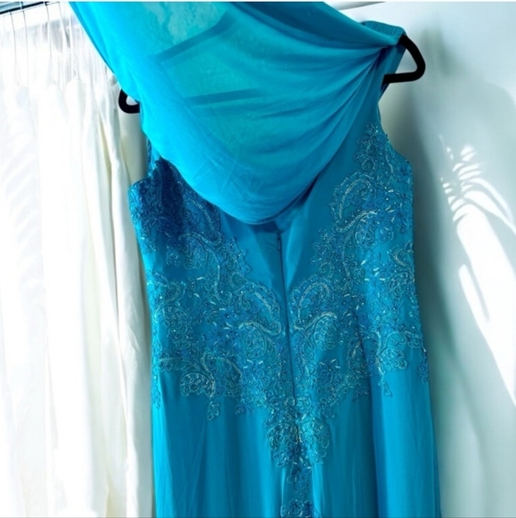 Elegant Teal Evening Gown - Picture 8 of 16